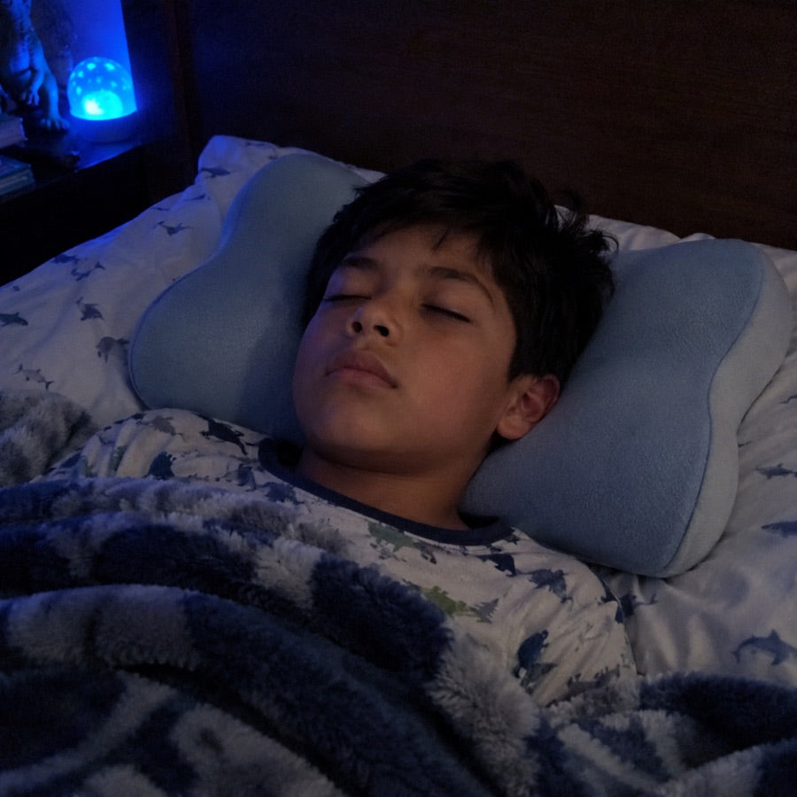 Niño durmiendo tranquilo con la almohada