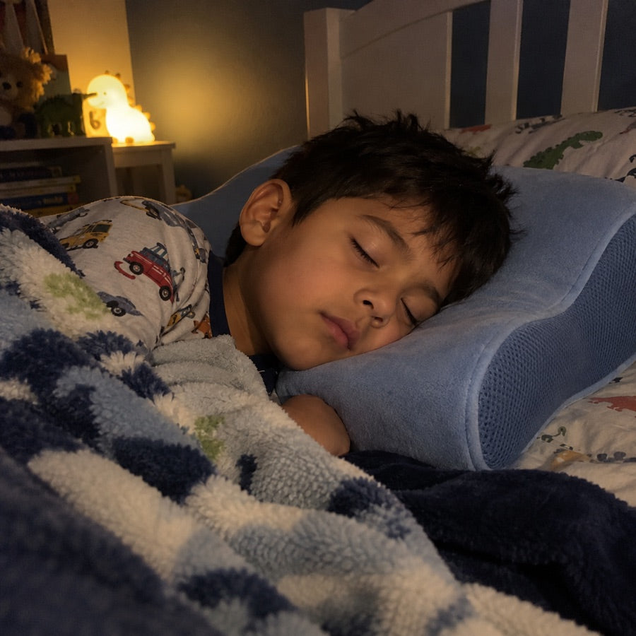 Niña dormida en siesta con la almohada