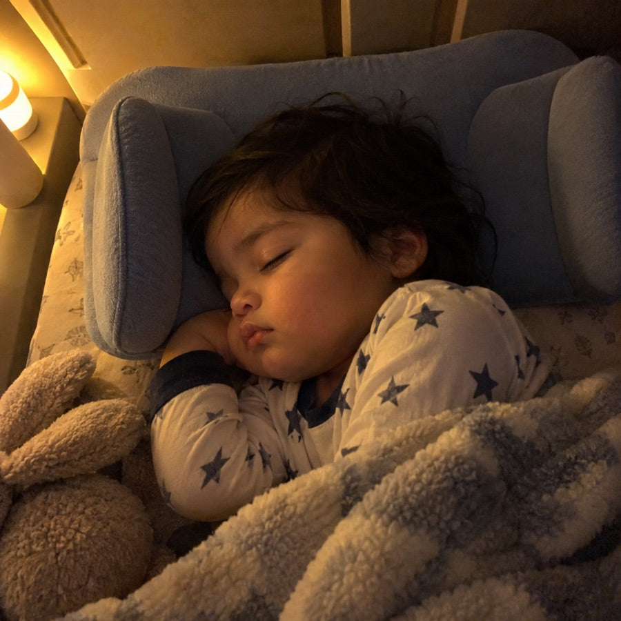 Bebé durmiendo en la cuna con la almohada