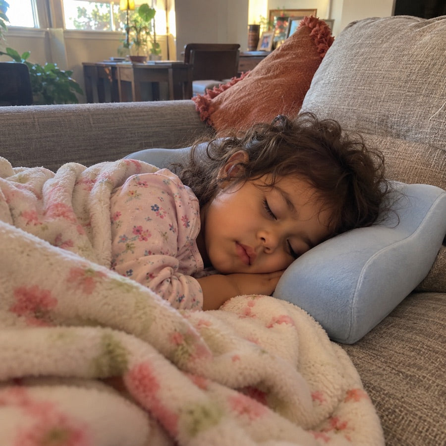 Niño durmiendo profundo con la almohada